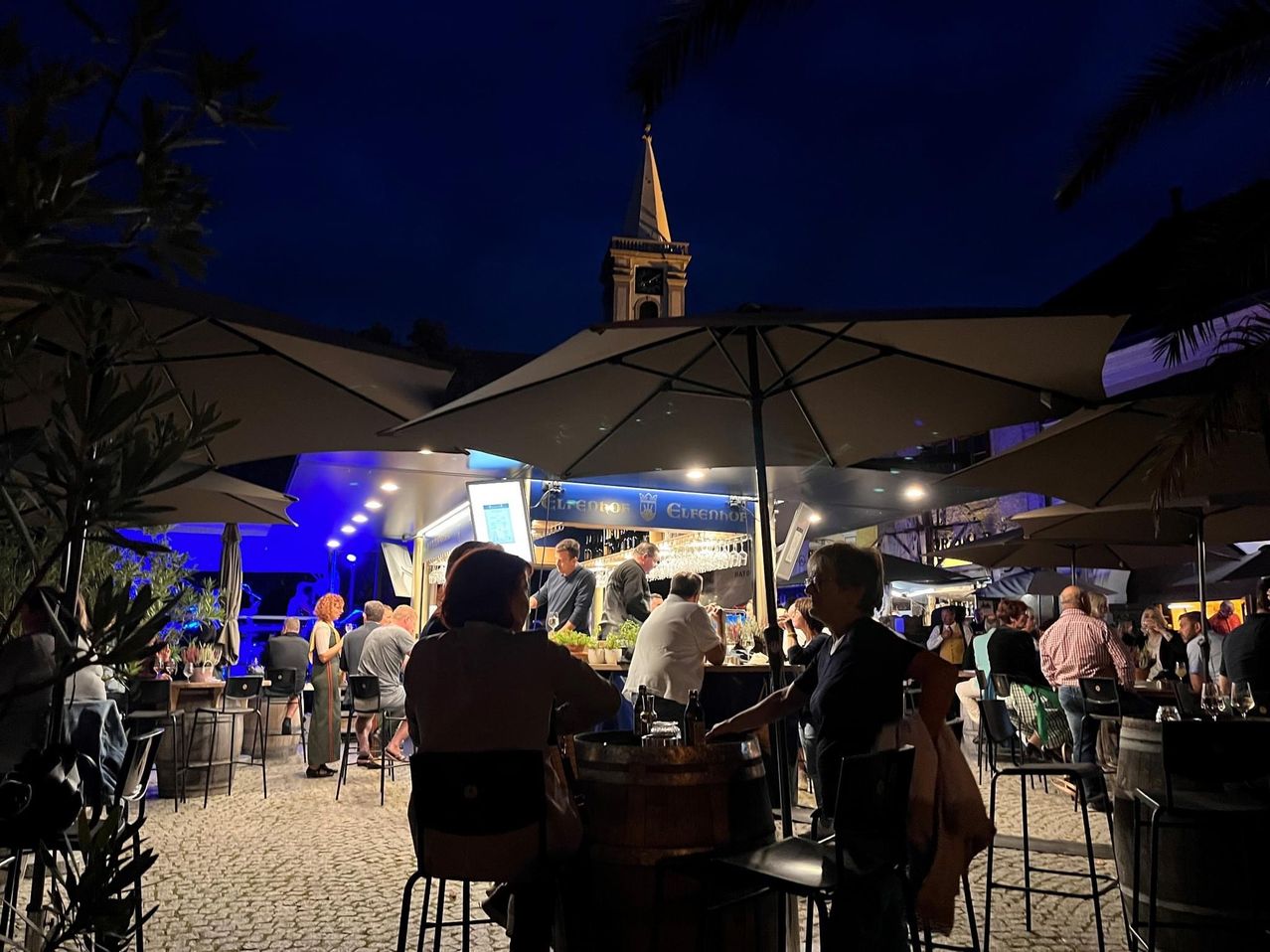 Bild enthält, Urban, City, Night Life, Adult, Female, Person, Woman, Male, Man, Handbag