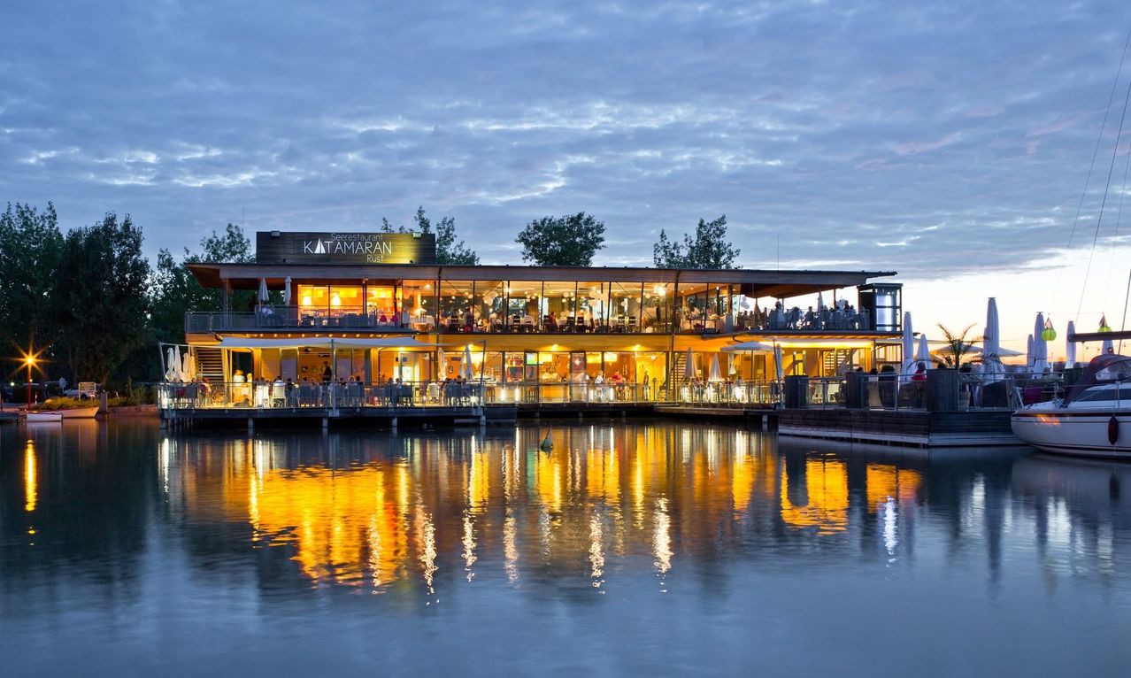 Bild enthält, Water, Waterfront, Nature, Outdoors, Scenery, City, Harbor, Pier, Hotel, Boat