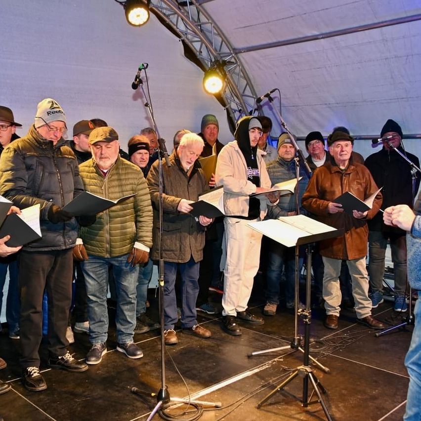 Bild enthält, Adult, Male, Man, Person, Singing, Crowd, Jeans, Shoe, Face, Audience