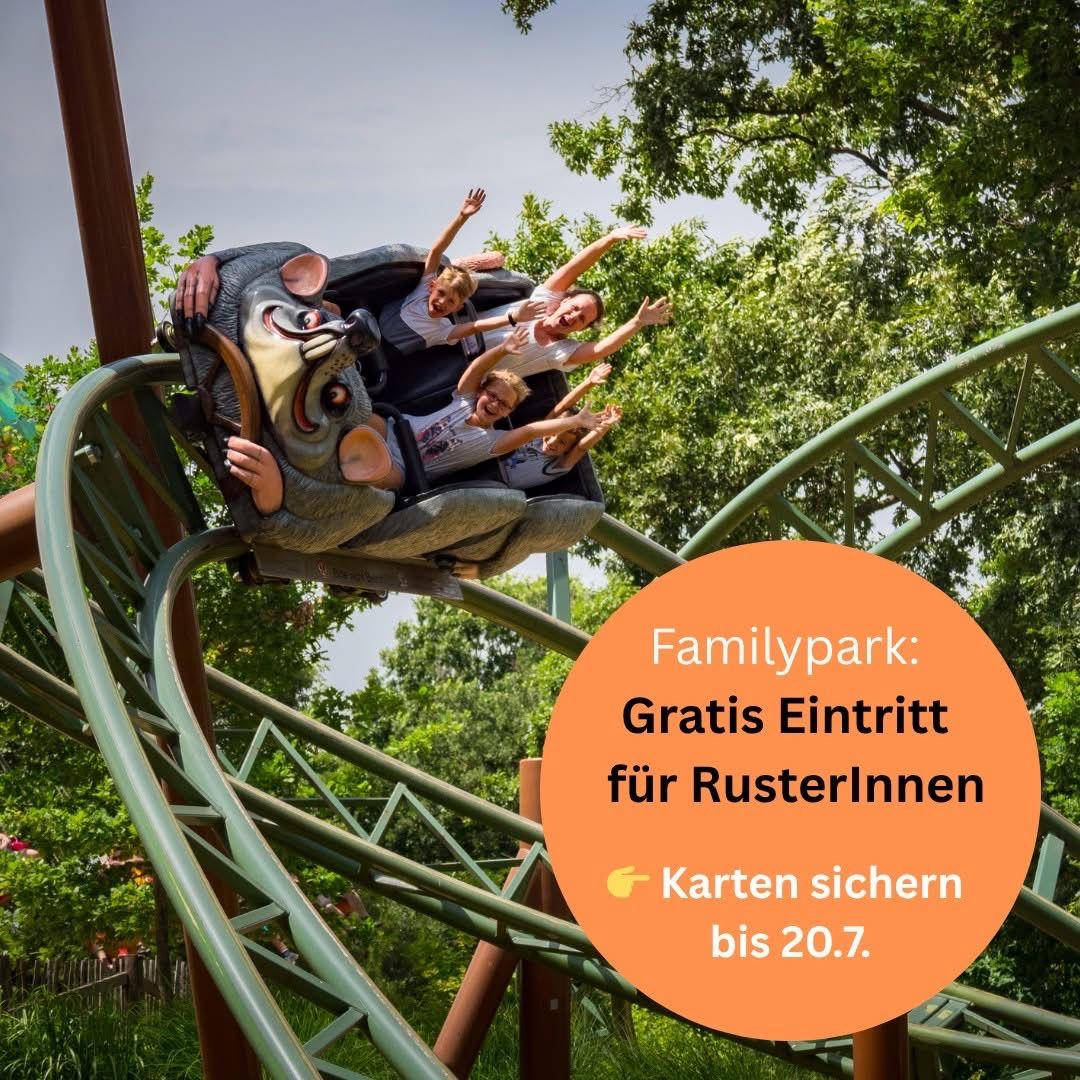 Vier Personen fahren auf einer Achterbahn mit einem rattenthematischen Wagen. Ein oranger Kreis bewirbt freien Eintritt für Rusterlnnnen, gültig bis 20. Juli.
