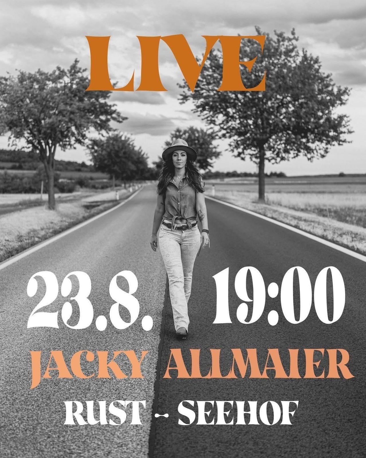 Ein Schwarz-Weiß-Foto einer Frau, die auf einer Straße mit dem Text 'LIVE', '23.8. 19:00', 'Jacky Allmaier' und 'Rust Seehof' läuft.