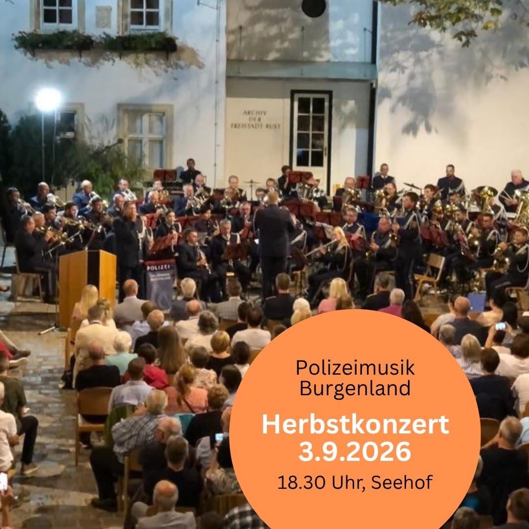 Eine große Gruppe von Musikern tritt vor einem Publikum bei einem Konzert auf. Die Veranstaltung mit dem Titel 'Herbstkonzert' ist für den 3. September 2026 um 18:30 Uhr in Seehof geplant.