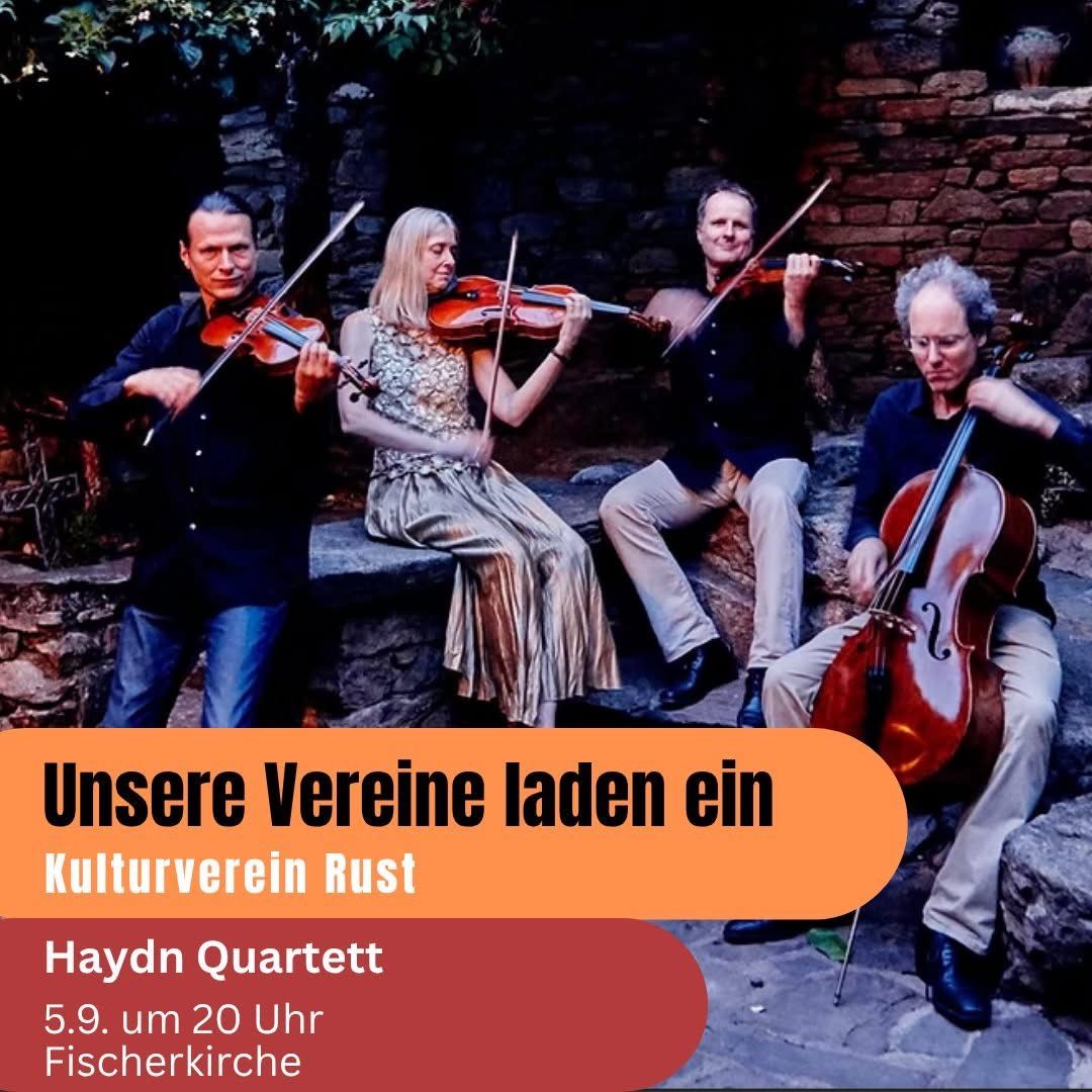 Vier Musiker spielen im Freien, drei mit Violinen und einer mit einem Cello. Sie sitzen auf einer Steinmauer mit einem Ziegelhintergrund. Das Bild enthält einen Textüberlagerung mit Datum und Ort der Veranstaltung.
