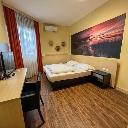 Bild enthält, Interior Design, Hardwood, Wood, Stained Wood, Floor, Chair, Furniture, Bed, Home Decor, Bedroom