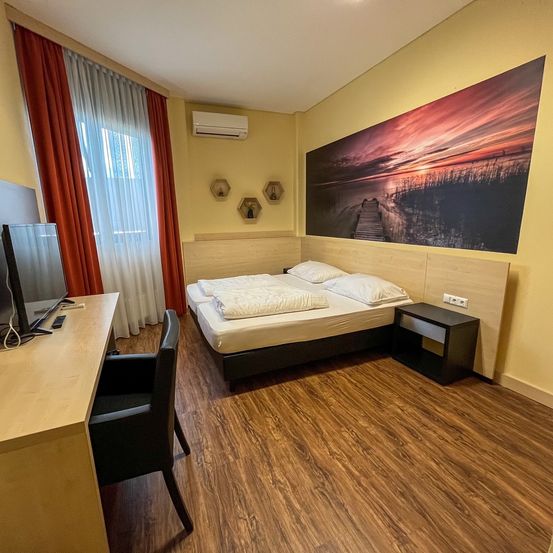 Bild enthält, Interior Design, Hardwood, Wood, Stained Wood, Floor, Chair, Furniture, Bed, Home Decor, Bedroom