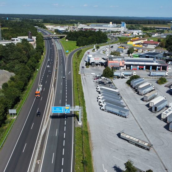 Bild enthält, Road, Outdoors, Transportation, Truck, Vehicle, Aerial View