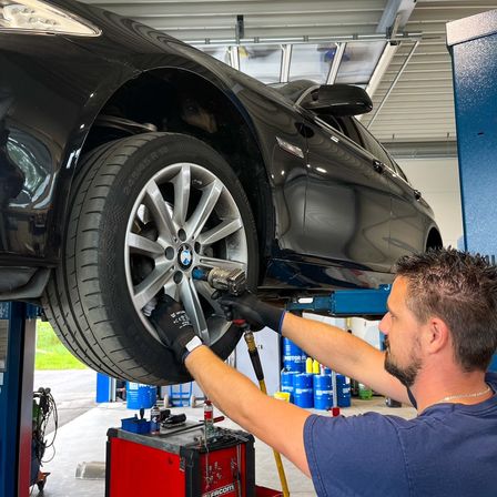 Bild enthält, Alloy Wheel, Tire, Wheel, Glove, Factory, Adult, Male, Man, Person, Necklace