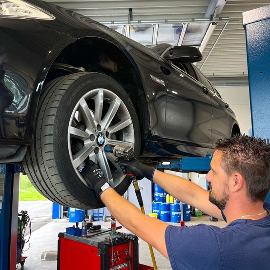 Bild enthält, Alloy Wheel, Tire, Wheel, Glove, Factory, Adult, Male, Man, Person, Necklace