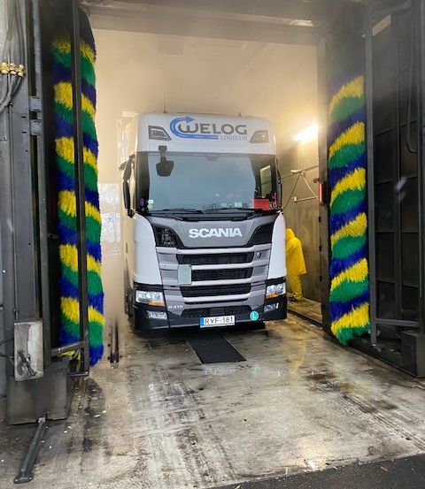 Bild enthält, Car, Car Wash, Transportation, Vehicle, Truck, Person