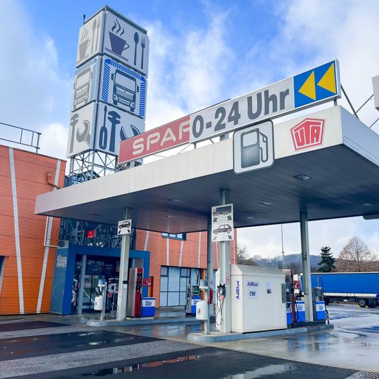 Bild enthält, Machine, Gas Pump, Pump, Gas Station