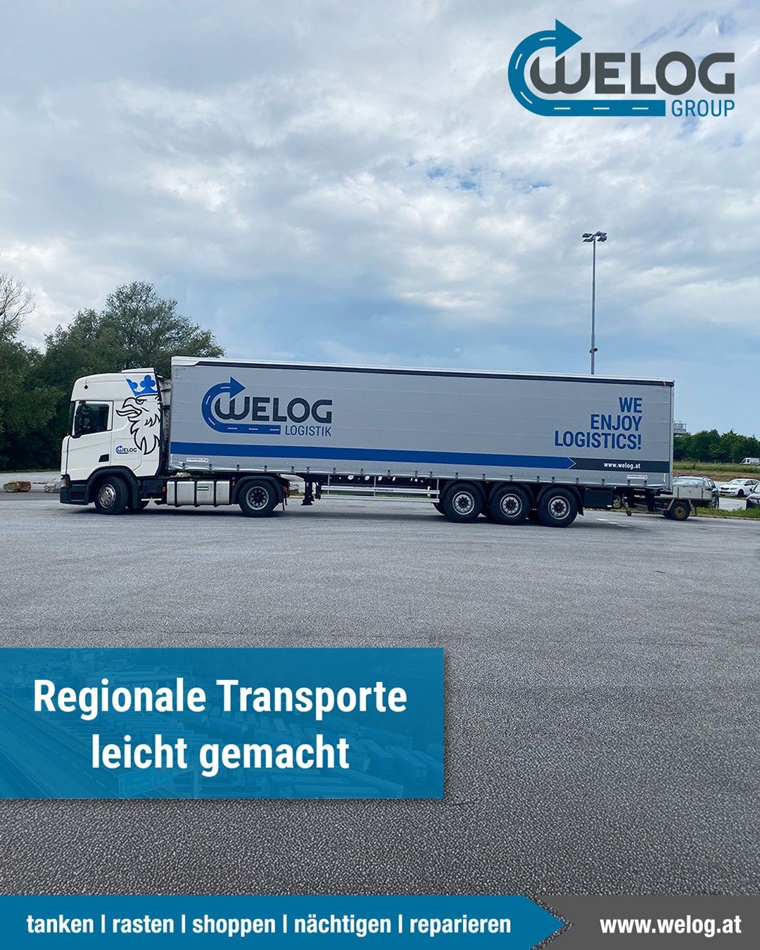 Ein großer weißer LKW mit der Aufschrift WeLog Logistik steht auf einem Parkplatz. Im Hintergrund Bäume und bewölkter Himmel. Der Text lautet 'Regionale Transport leicht gemacht'.