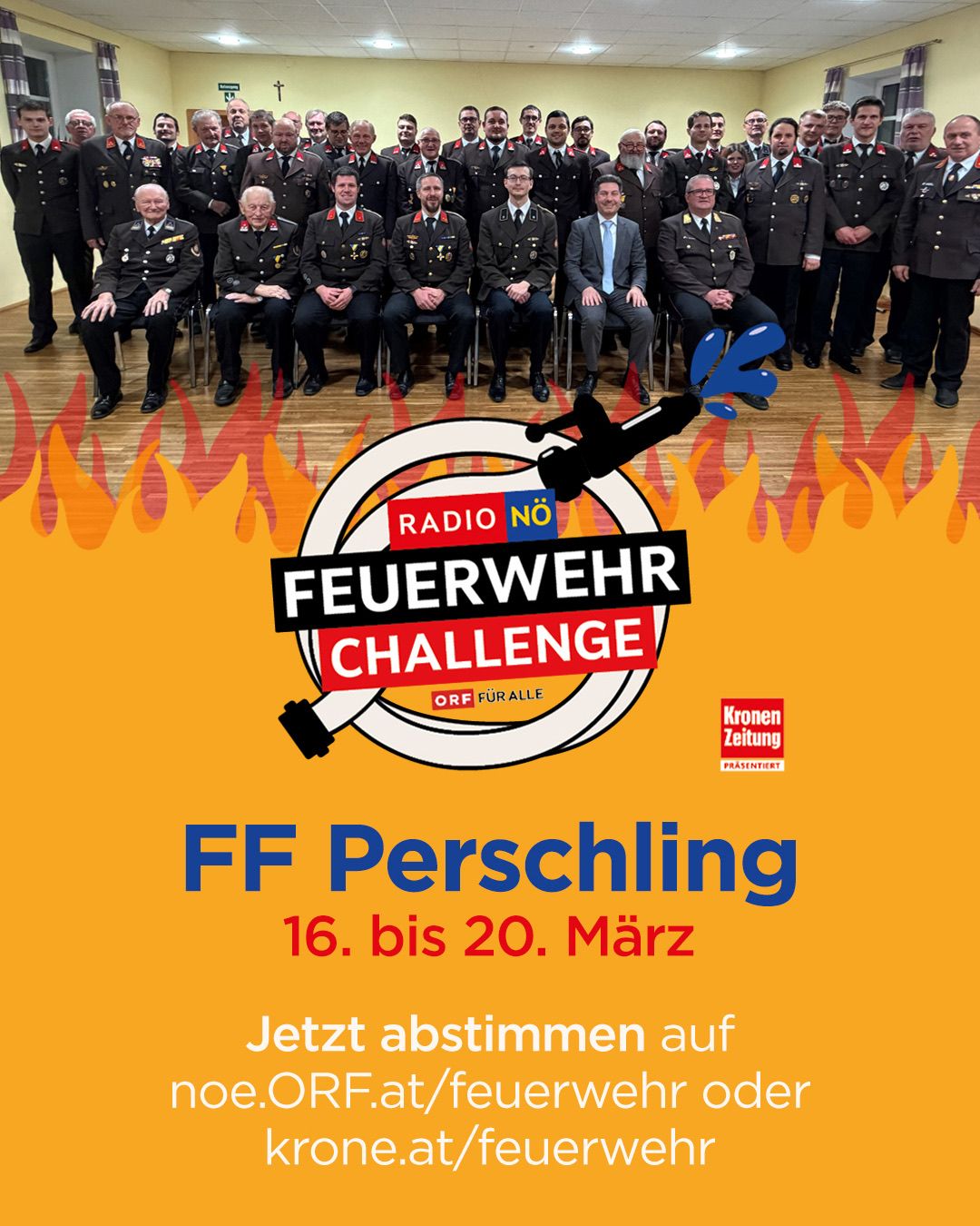 Eine Gruppe von Feuerwehrleuten in Uniform posiert für ein Foto vor Flammenhintergrund. Der Text lautet 'Radio No Feuerwehr Challenge' und 'FF Perschling 16. bis 20. März'.