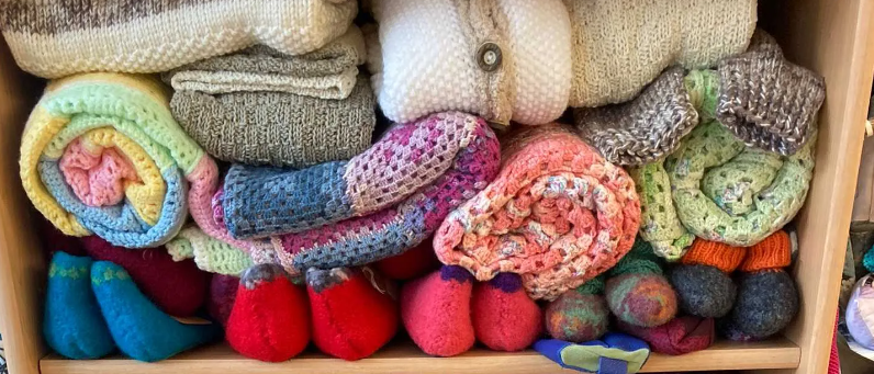 Bild enthält, Wool, Home Decor, Furniture, Clothing, Knitwear, Sweater, Pillow