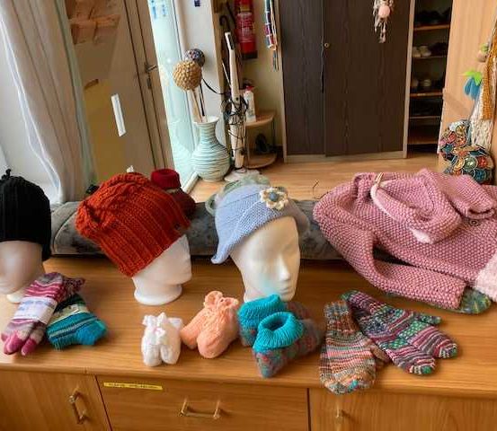 Bild enthält, Clothing, Hat, Baby, Person, Glove, Cap, Furniture