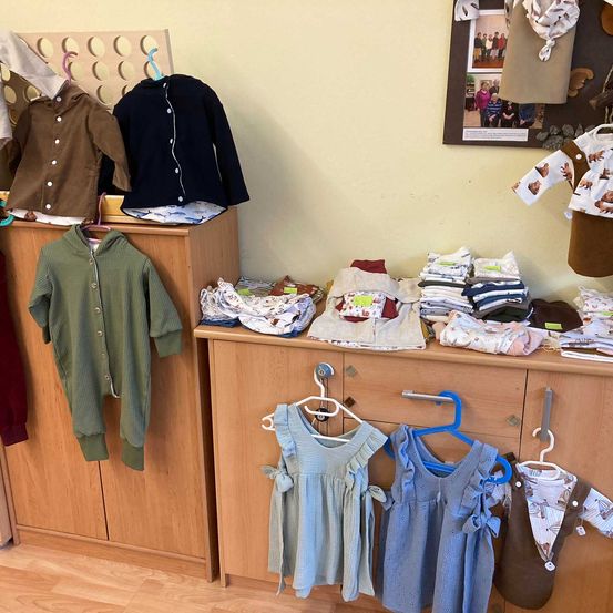 Bild enthält, Indoors, Shop, Market, Grocery Store, Supermarket, Coat, Person, Furniture