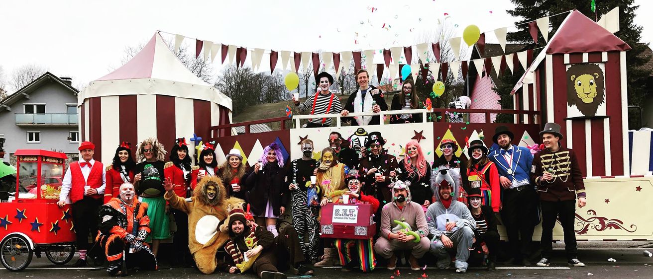 Bild enthält, People, Person, Shelter, Urban, Balloon, Baby, Neighborhood, City, Wheel, Woman
