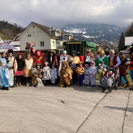 Bild enthält, People, Person, Outdoors, Shelter, Adult, Female, Woman, Neighborhood, Nature, Urban