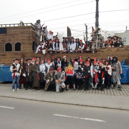 Bild enthält, People, Person, Outdoors, Shelter, Wood, Clothing, Pants, Wheel, Car, Hat
