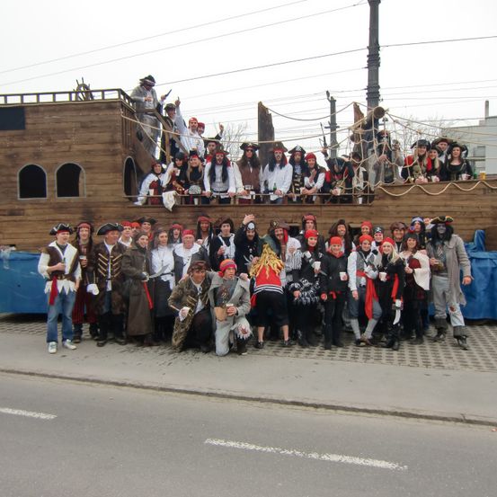 Bild enthält, People, Person, Outdoors, Shelter, Wood, Clothing, Pants, Wheel, Car, Hat