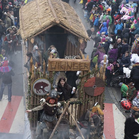Bild enthält, Outdoors, Shelter, Adult, Female, Person, Woman, Wheel, Hut, Nature, Face