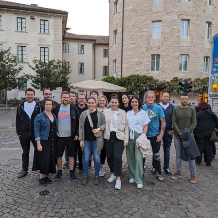 Bild enthält, Path, Pants, Coat, People, Person, Road, Walkway, City, Adult, Man