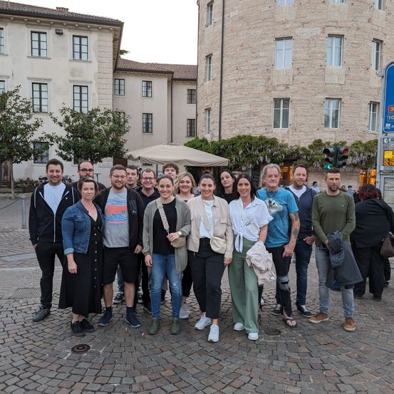 Bild enthält, Path, Pants, Coat, People, Person, Road, Walkway, City, Adult, Man