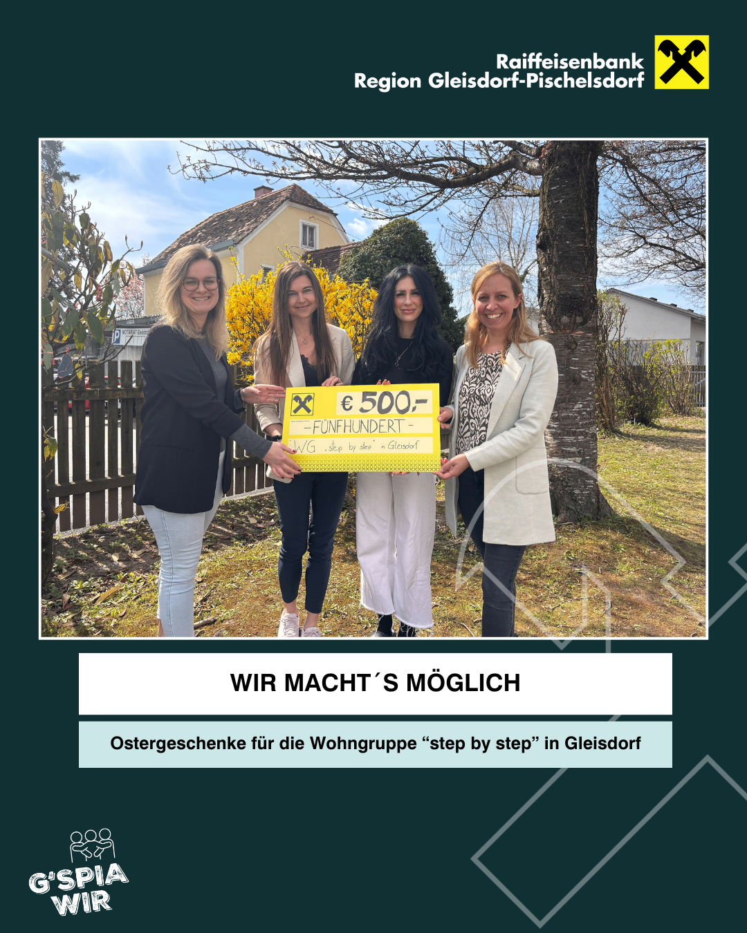Vier Frauen vor einem Haus mit einem gelben Schild, das 500 Euro anzeigt. Sie halten einen Scheck mit dem gleichen Betrag.