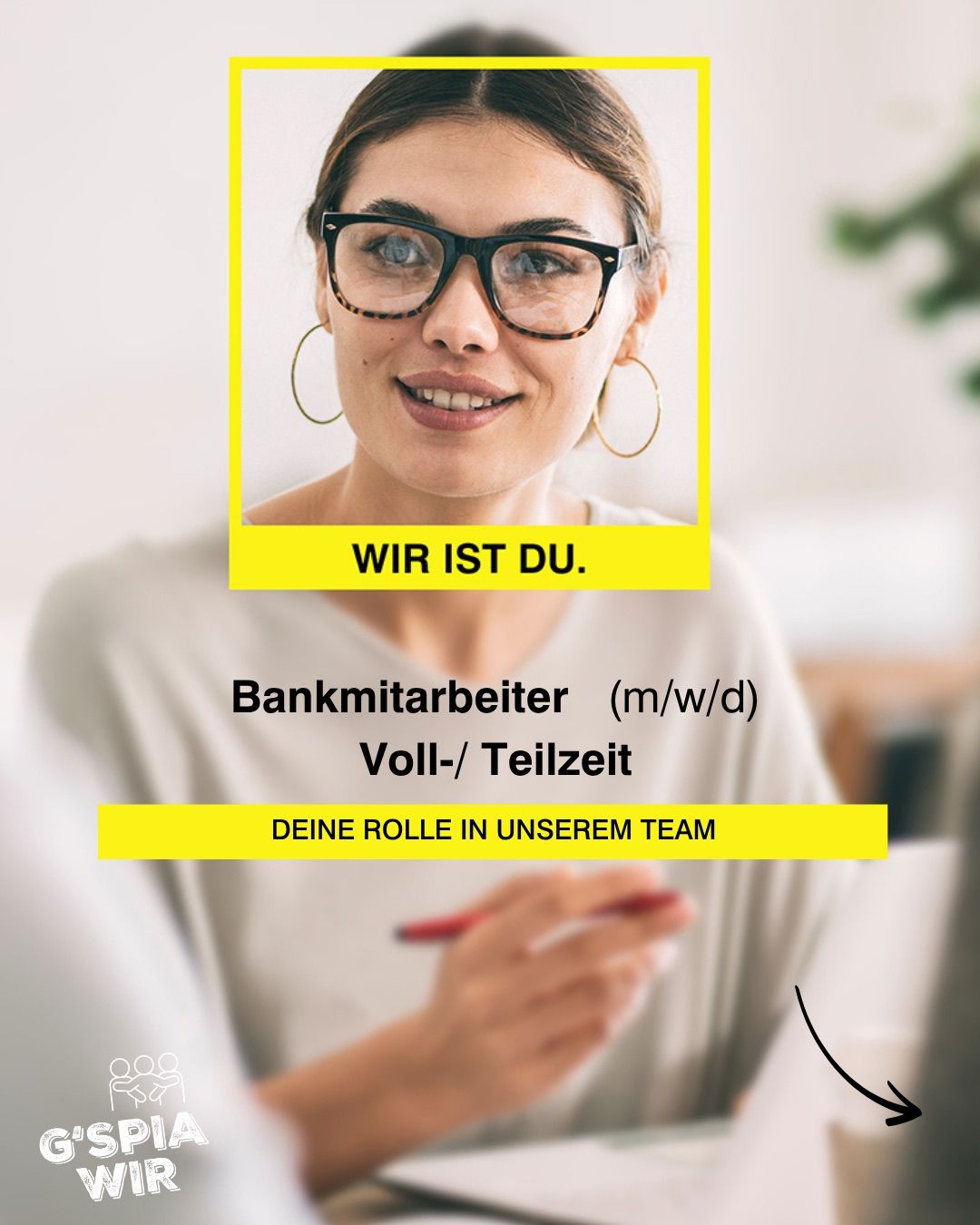 Eine lächelnde Frau mit Brille hält einen Stift und zeigt. Darunter steht 'Bankmitarbeiter (m/w/d) Voll-/ Teilzeit'. Das Bild hat einen gelben Rand.