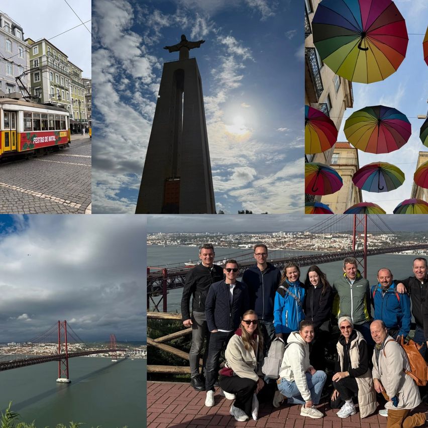 Vier Bilder: eine Straßenbahn, eine Statue, bunte Regenschirme und eine Gruppe von Menschen auf einer Brücke.