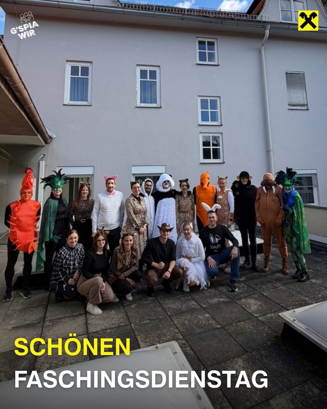 Eine Gruppe von Menschen in verschiedenen Tierkostümen posiert für ein Foto vor einem Gebäude.