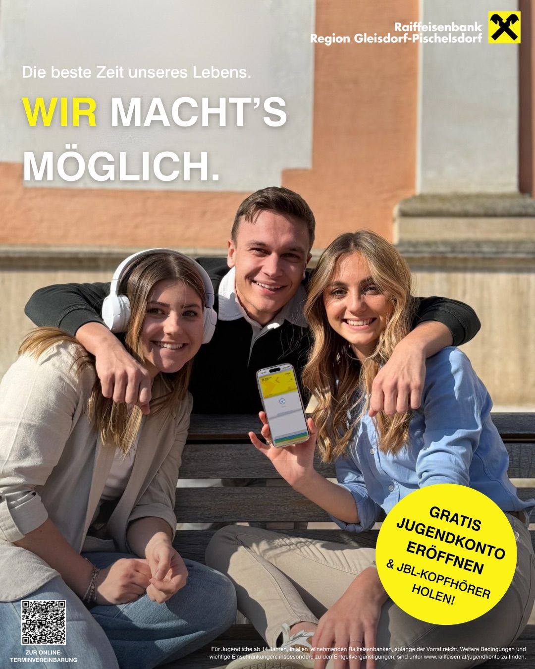 Drei Menschen sitzen auf einer Bank, lächeln und posieren für ein Foto. Der Mann ist in der Mitte mit zwei Frauen an seinen Seiten. Sie halten ein Smartphone mit einem gelben Kreis. Der Text auf dem Bild lautet 'Wir machen es möglich.'