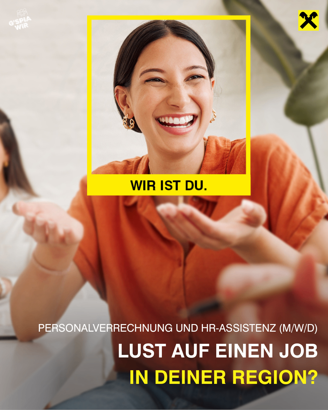 Eine lächelnde Frau in einem orangefarbenen Shirt klatscht in die Hände. Der Text lautet 'Wir ist du.' Darunter ist ein verschwommenes Bild einer anderen Frau und der Text 'Personalverrechnung und HR-Assistenz (M/W/D) Lust auf einen Job.'