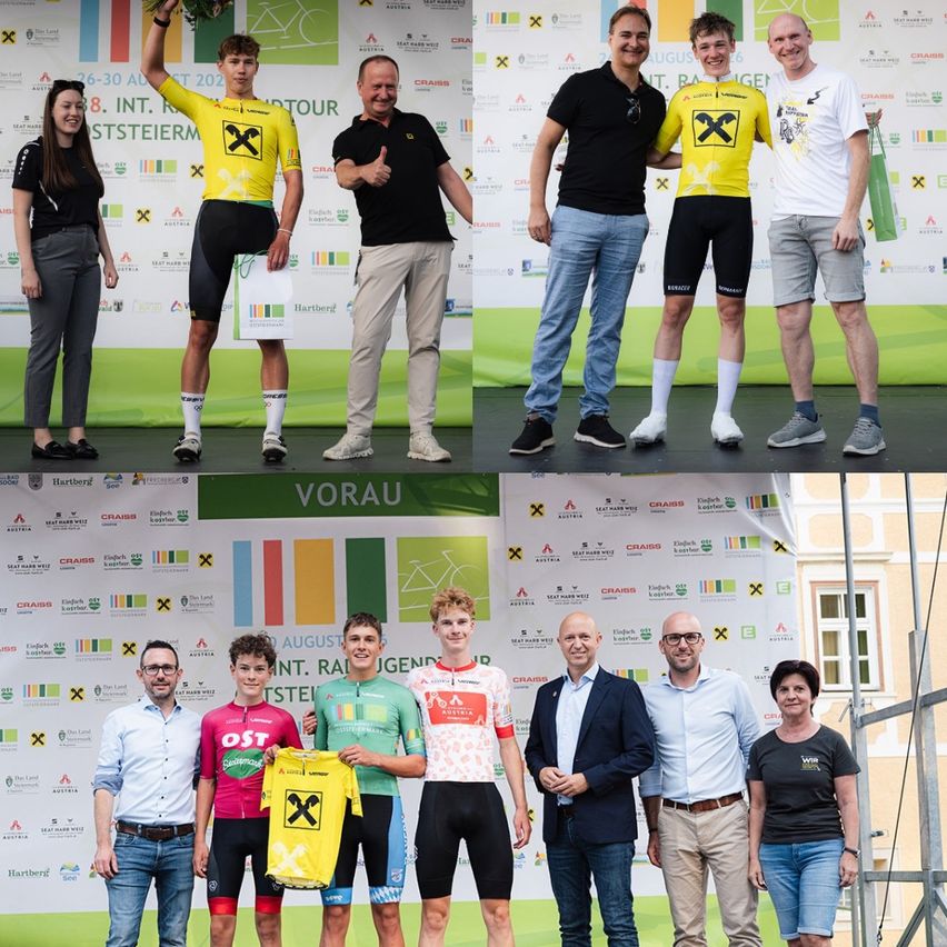 Eine Gruppe von Radfahrern und Offiziellen steht auf einer Bühne, ein Radfahrer hält ein gelbes Trikot. Dahinter ein Banner mit verschiedenen Logos und Text.