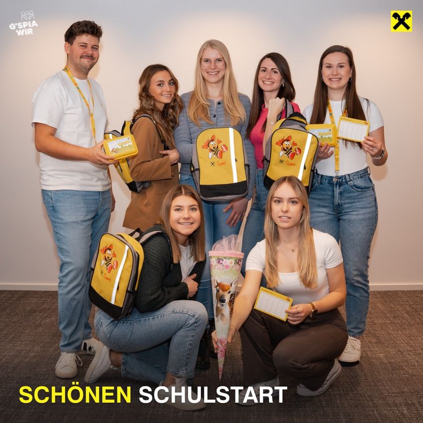 Eine Gruppe junger Erwachsener, sowohl Männer als auch Frauen, posiert für ein Foto mit ihren Rucksäcken. Sie alle lächeln und scheinen am Anfang eines neuen Schuljahres zu stehen. Der Text 'SCHONEN SCHULSTART' ist unten angezeigt.
