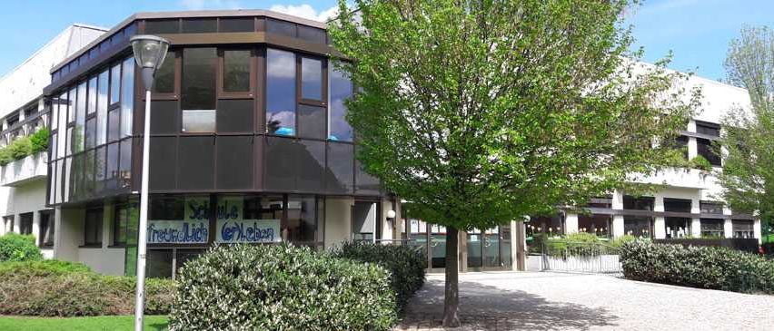 Bild enthält, Office Building, City, Neighborhood, Condo, Urban, High Rise, Hotel, Grass, Apartment Building, Villa