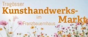 Ein Plakat bewirbt den 'Tragoesser Kunsthandwerksmarkt im Franzbauernhaus'. Zeigt einen Blumenhintergrund und Details zu kostenlosem Eintritt, Öffnungszeiten und Kontaktinformationen. Augustdaten und Zeiten enthalten.