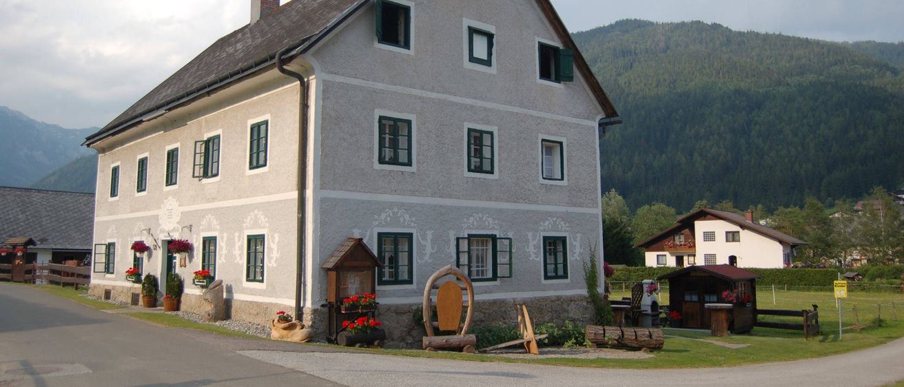 Bild enthält, Cottage, House, Housing, Villa, Grass, Hotel, Outdoors, Nature, Countryside, Shelter