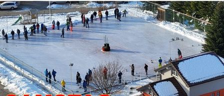 Plakat für Eisstockturnier. Viele Menschen auf einer Eisbahn. Veranstaltung am 27. Dezember 2025. Anmeldeschluss ist der 26. Dezember 2025.