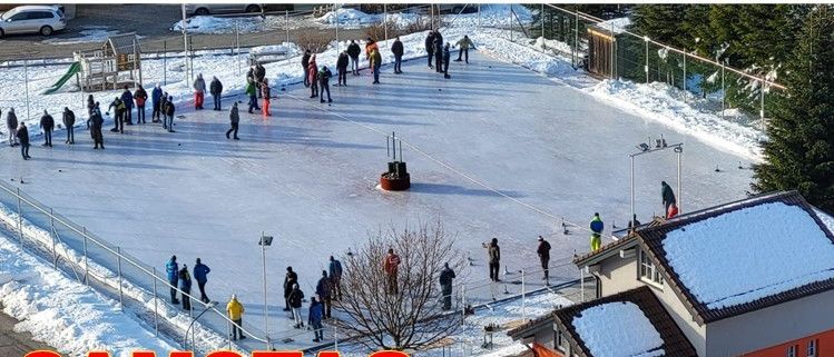 Plakat für Eisstockturnier. Viele Menschen auf einer Eisbahn. Veranstaltung am 27. Dezember 2025. Anmeldeschluss ist der 26. Dezember 2025.