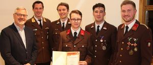 Bild enthält, Blazer, Coat, Jacket, Pants, Person, Photography, Portrait, People, Suit, Man