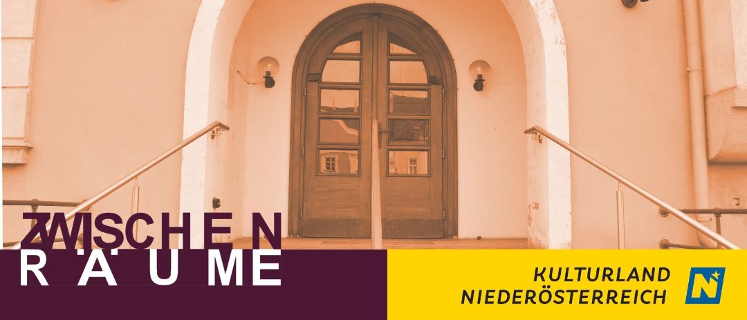 Ein Bild einer Tür mit einem gewölbten Oberteil, reflektierten Fenstern und zwei Lampen an der Wand. Der Textüberlagerung lautet 'SCHEN U ME' und 'KULTURLA NIEDEROSTERRE'.