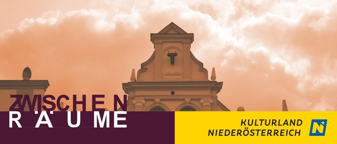 Eine Kirche im Hintergrund mit einem Stierkopf oben, mit dem Text 'SCHEN U ME' im Vordergrund. Der Himmel ist bewölkt.