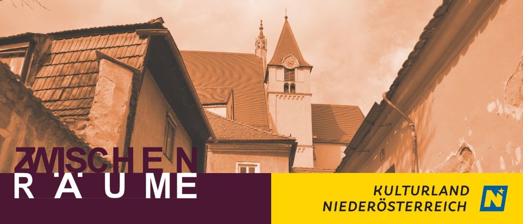 Eine Stadt mit Häusern und einem Kirchturm. Der Text 'SCHEN UM E' ist unten links angezeigt. Die Wörter 'KULTURLA NIEDEROSTERRE' sind unten rechts angezeigt.