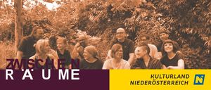 Eine Gruppe von Menschen, sowohl Männer als auch Frauen, lächeln und posieren für ein Foto in einer Waldumgebung. Das Bild hat einen warmen, sepiafarbenen Ton.