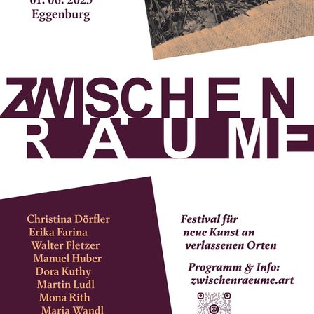 Plakat für das Kunstfestival 'Zwischen Raume' in Eggenburg, Österreich am 1. Juni 2025 mit Künstlern wie Christina Dorfler, Erika Farina und anderen. Das Plakat präsentiert ein neues Kunstfestival an verlassenen Orten.