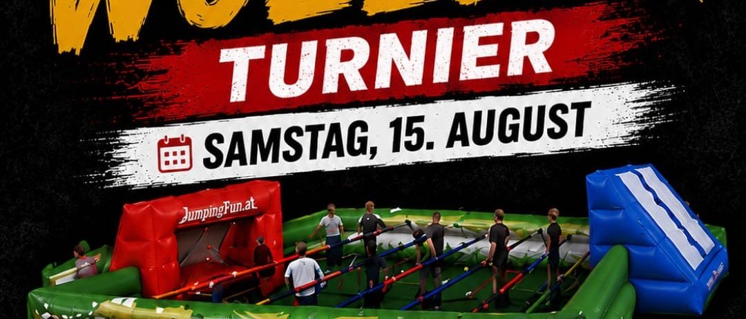 Plakat für ein riesiges aufblasbares Fußballspiel-Event namens Riesen Wuzzler Turner am 15. August, mit einer Gruppe von Menschen, die in einer aufblasbaren Arena Fußball spielen.