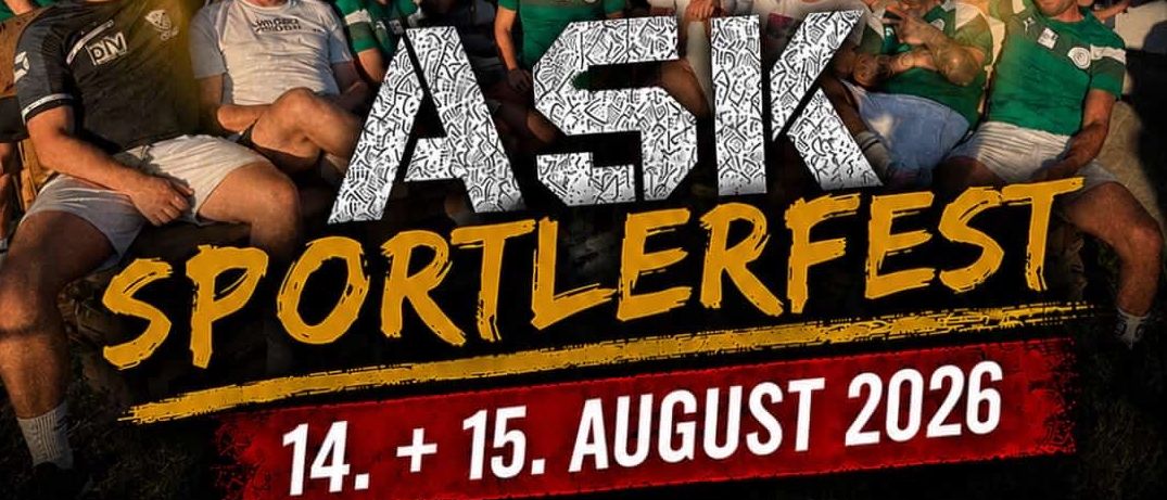 Plakat für ASK Sportlerfest am 14. und 15. August 2026 mit einer Gruppe von Leuten in grünen und weißen Trikots, einer Bar und einer riesigen Tischfußballanlage.