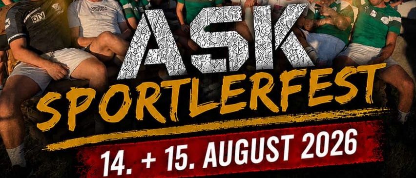 Plakat für ASK Sportlerfest am 14. und 15. August 2026 mit einer Gruppe von Leuten in grünen und weißen Trikots, einer Bar und einer riesigen Tischfußballanlage.
