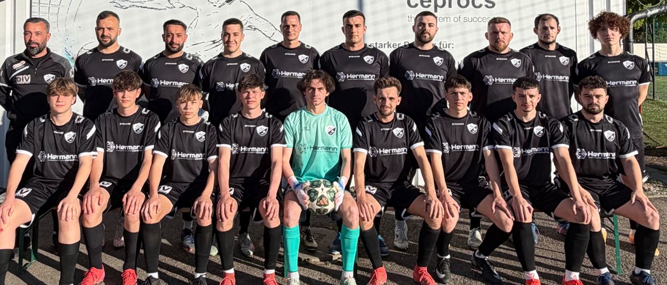 Eine Fußballmannschaft posiert für ein Foto vor einem Gebäude mit einem großen Schild, auf dem 'ceprocs' steht. Die Mannschaft trägt schwarze Uniformen mit Nummern und sitzt und steht in verschiedenen Positionen.