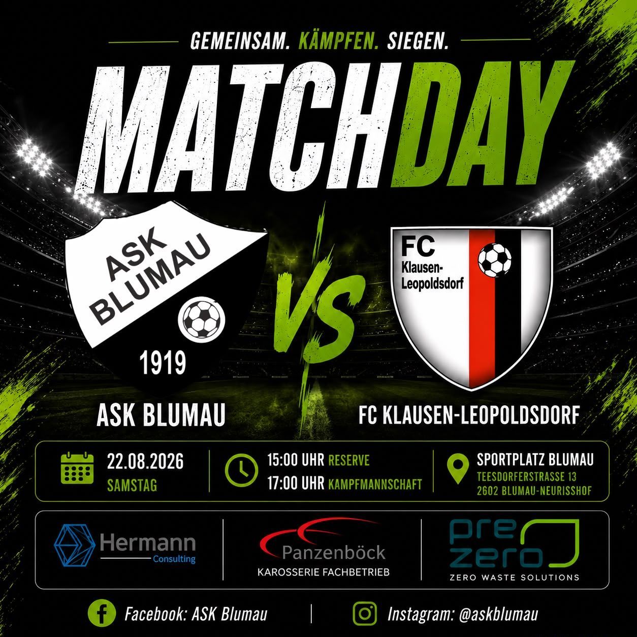 Plakat für ein Fußballspiel zwischen ASK Blumau und FC Klausen-Leopoldsdorf am 22. August 2026. Das Spiel findet um 15:00 Uhr auf dem Sportplatz Blumau statt. Sponsoren sind Hermann Consulting und Panzenboeck. Social-Media-Links sind angegeben.